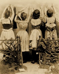 カークマンのホウ砂石鹸の広告。洗濯物に洗濯物を干す4人の女性の背面図、1891年頃 作： Benjamin J. Falk